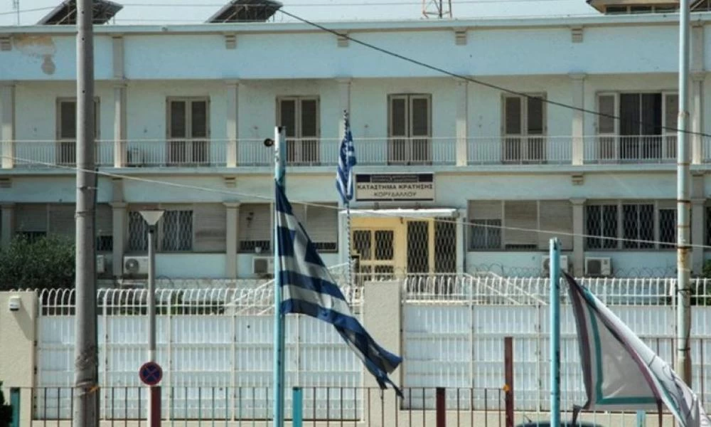 Χειροπέδες σε σωφρονιστικό υπάλληλο και δημοτικό αστυνομικό - Διακινούσαν ναρκωτικά στις φυλακές